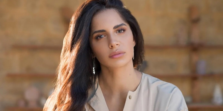 و نشرت الفنانة المعتزلة آمال ماهر، صورا جديدة هي الأولى لها منذ إعلانها الاعتزال في يونيو 2021. آمال نشرت الصور التي ظهرت فيها على شاطئ البحر، عبر حسابها بموقع "إنستجرام"، وعلّقت: "أجواء الصيف.. أفتقدكم جميعًا". وكانت الفنانة آمال ماهر، أعلنت اعتزالها الغناء وابتعادها عن الوسط الفني في 2 يونيو 2021، وكتبت عبر حساباتها على مواقع التواصل الاجتماعي: "جمهوري العزيز الذي ساندني لسنوات وسنوات وكان رفيق دربي الدائم، نظرًا لظروف خاصة بي وخارجة عن إرادتي.. أُعلن ابتعادي تمامًا عن الوسط الفني والنشاط الفني، متمنية لكل جمهوري كل الخير والسعادة في هذه الحياة، ومتمنية كل التوفيق إلى كل الزملاء، وإن كنت سأعود مرة أخرىٰ أم لا؟ فهذا سؤال يعلم إجابته عالم الغيب فقط.. فكل ما أفكر به حاليًا هو ابتعادي فقط لا غير.. وبالنسبة لصدور ألبومي الذي كنت قد أعلنت عنه فهو مؤجل لأجل غير مُسمىٰ، كُنت في غاية الحماس لتقديمه لكم واجتهدت كثيرًا، أكثر من أي وقت مضىٰ ولكنها إرادة الله.. شكرًا لكل من ساندني في رحلتي الفنية وفي حياتي، شكرًا لكل الجمهور العربي من المحيط إلىٰ الخليج استمتعت بكم كثيرًا على مدار أعوام وأعوام وكنتم خير جمهور.. وشكرًا لله عز وجل أولًا وأخيرًا ودائمًا.. الإنسانة المصرية آمال ماهر". وفي 21 يونيو 2021، كتبت عبر حسابها بموقع "تويتر": "جمهوري الحبيب، أحب أن أشكركم لوقوفكم بجانبي، وأحببت أن أوضح بعد أن سمعت الكثير من اللغط، لقد مريت بظروف نفسية سيئة بعد وفاة عمتي الحبيبة، كانت قريبة إلى قلبي، أيضا ظروف فسخ خطبتي، مما أثر على حالتي النفسية ودفعني لاتخاذ قرار الاعتزال، لذلك أحببت أن أوضح حقيقة موقفي وأشكركم من كل قلبي، شكرا على سؤالكم المستمر عني للاطمئنان عليا، وإن شاء الله بعد أن تتحسن نفسيتي ألتقي بكم".