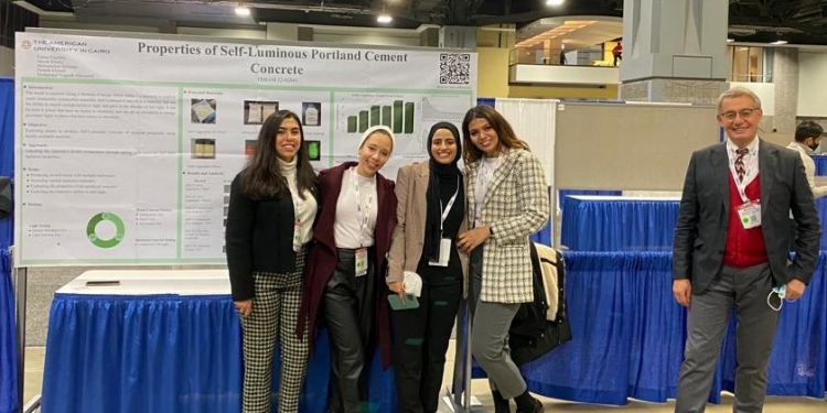 4 طالبات بالجامعة الأمريكية بالقاهرة يطورن خرسانة ذاتية الإنارة لتوفير الطاقة