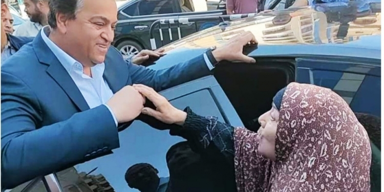 فى لفتة إنسانية..عبدالغفار يحقق حلم سيدة مسنة طلبت منه سكنا خلال زيارته لطنطا
