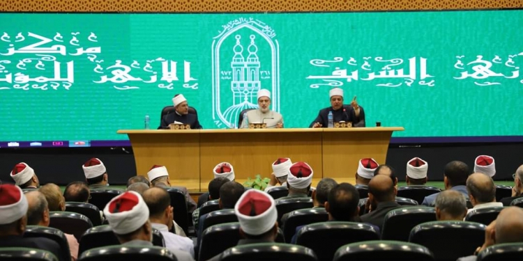 وكيل الأزهر ورئيس المعاهد الأزهرية يجتمعان برؤساء الإدارات المركزية