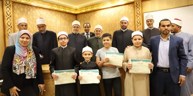 ﻿رئيس قطاع المعاهد الأزهرية يكرم القائمين على مسابقة شيخ الأزهر لحفظ القرآن الكريم