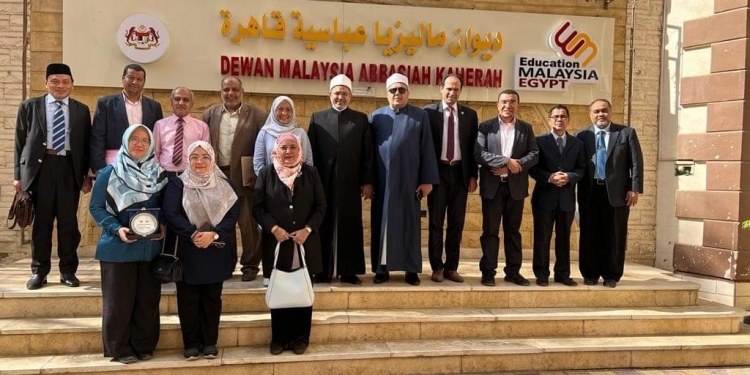 ﻿رئيس المعاهد الأزهرية يزور البيت الماليزي ويطمئن على المناهج الأزهرية بماليزيا