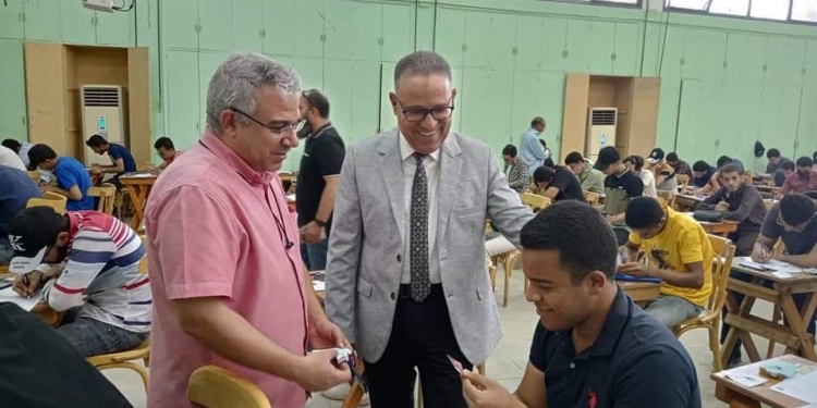 ﻿هندسة الأزهر بقنا تستقبل طلاب الفرقة الإعدادية بهدايا رمزية وكلمات تحفيزية في أول أيام الامتحانات