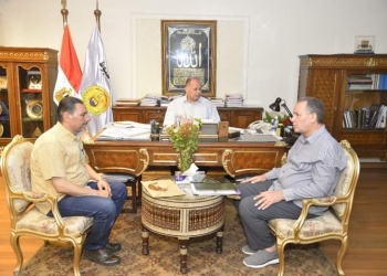 محافظ أسيوط يعتمد 247 قرار تجديد واستمرار ندب معلمين وإداريين