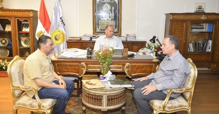 محافظ أسيوط يعتمد 247 قرار تجديد واستمرار ندب معلمين وإداريين