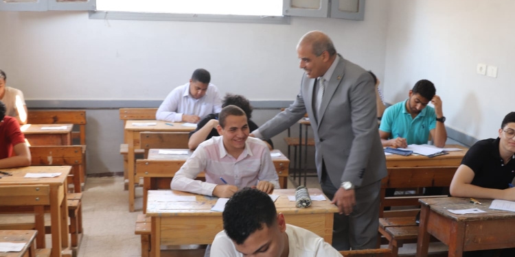رئيس جامعة الأزهر يتفقد امتحانات الثانوية الأزهرية 2022 في يومها الأول
