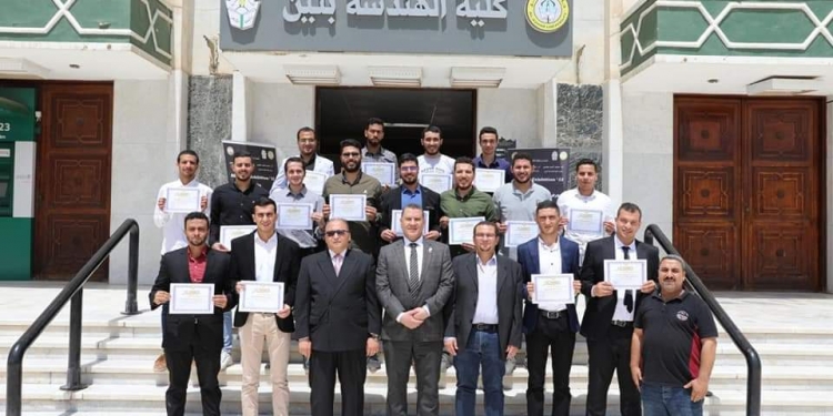 ﻿رئيس جامعة الأزهر يشيد بطلاب كلية الهندسة لحصولهم على جائزة التميز من جمعية مهندسي البترول العالمية