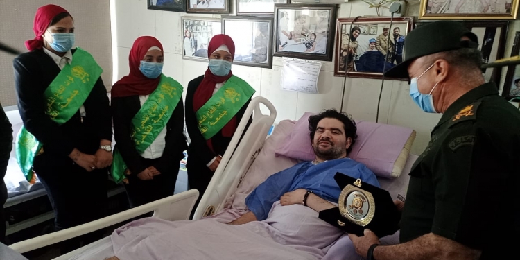 طلاب جامعة القاهرة يزورون مصابي العمليات الحربية عرفانا بوطنيتهم وبطولاتهم