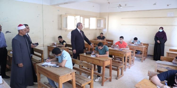 رئيس جامعة الأزهر يتفقد لجنة امتحانات الثانوية الأزهرية 2022 بمحافظة المنوفية