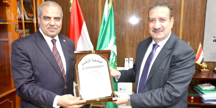 محافظ المنوفية يشيد بجهود مؤسسة الأزهر الشريف في خدمة المجتمع