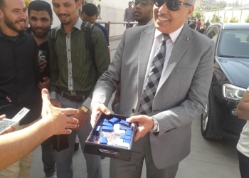 ﻿ رئيس جامعة الأزهر يستقبل الطلاب والطالبات بالشكولاتة صور