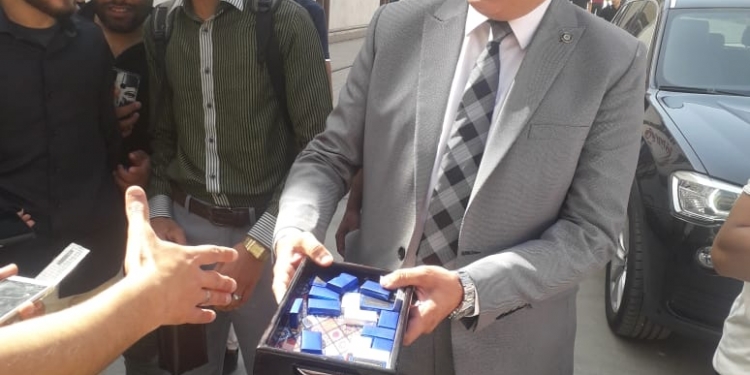  رئيس جامعة الأزهر يستقبل الطلاب والطالبات بالشكولاتة صور