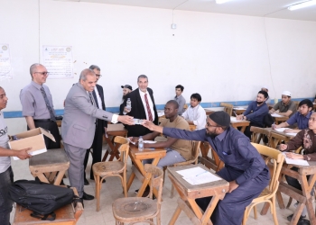 ﻿رئيس جامعة الأزهر يوزع المياه المثلجة على الطلاب أثناء تفقده الامتحانات صور