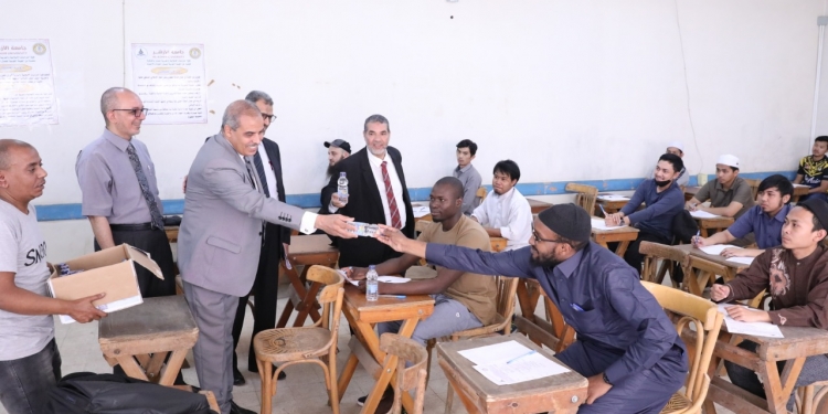 ﻿رئيس جامعة الأزهر يوزع المياه المثلجة على الطلاب أثناء تفقده الامتحانات صور
