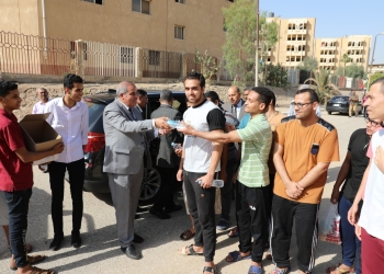 ﻿رئيس جامعة الأزهر يتفقد المدينة الجامعية ويوزع على الطلاب الهدايا