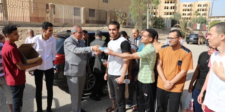 رئيس جامعة الأزهر يتفقد المدينة الجامعية ويوزع على الطلاب الهدايا