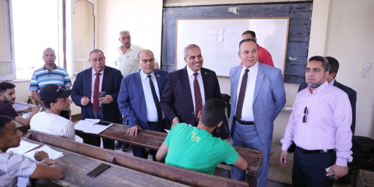 ﻿رئيس جامعة الأزهر يتفقد لجان امتحانات كليات الجامعة بالدراسة