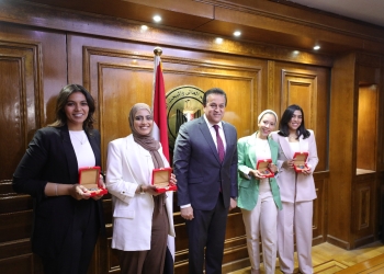 لتطويرهن خرسانة ذاتية الإنارة..عبدالغفار يكرم طالبات الجامعة الأمريكية 