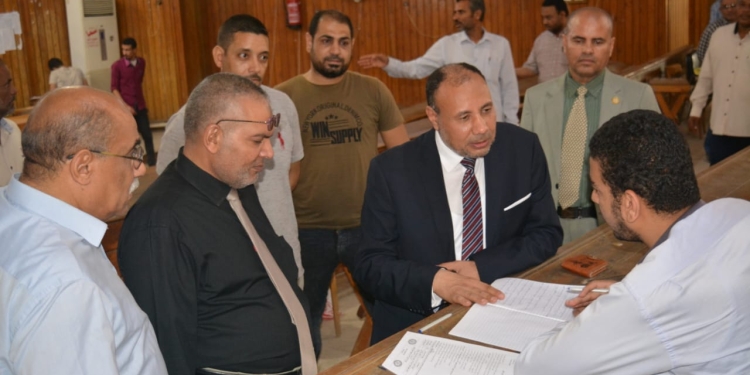 نائب رئيس جامعة الأزهر يتفقد الامتحانات بكلية الزراعة والشريعة والقانون بأسيوط