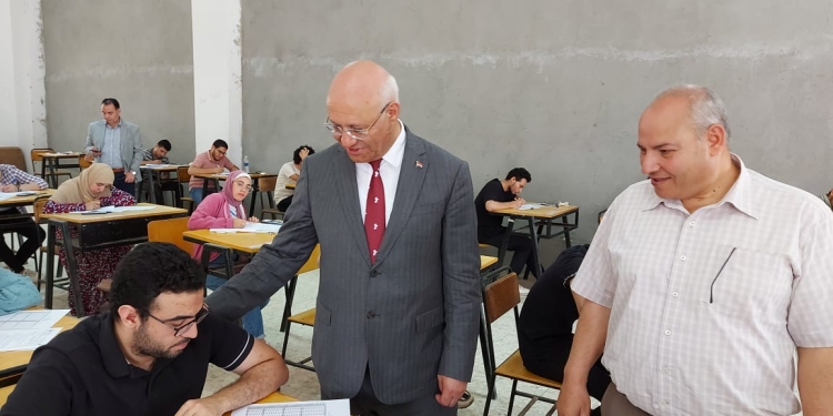 رئيس جامعة بنها يتفقد لجان الامتحانات بـ 6 كليات