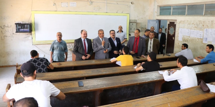 ﻿رئيس جامعة الأزهر يشيد بمستوى الانضباط داخل لجان امتحانات كلية التربية