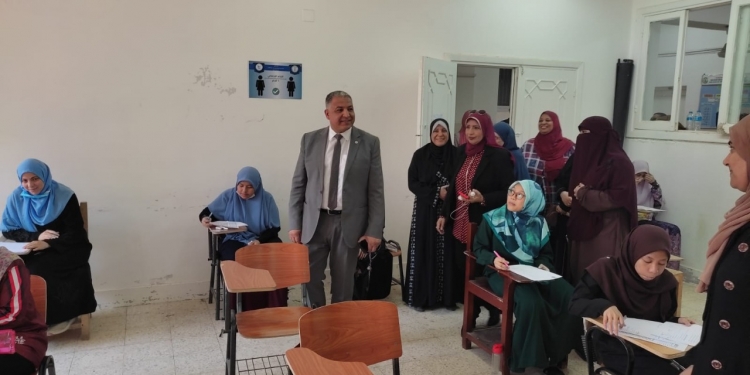 ﻿نائب رئيس جامعة الأزهر يتفقد لجان الامتحانات بكليات فرع البنات