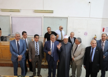 ﻿رئيس جامعة الأزهر يتفقد لجان امتحانات كلية الطب بدمياط
