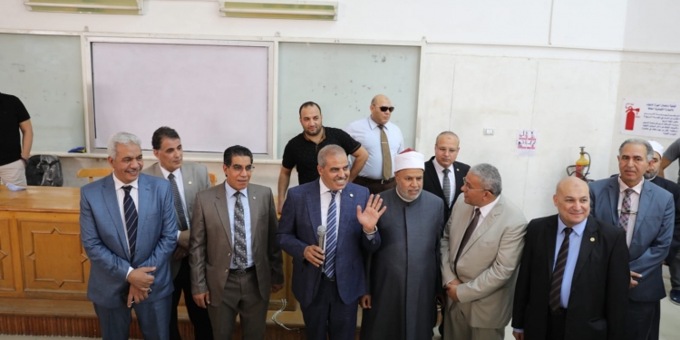 رئيس جامعة الأزهر يتفقد لجان امتحانات كلية الطب بدمياط
