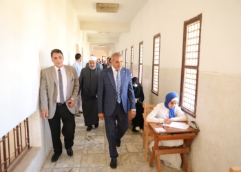﻿رئيس جامعة الأزهر يتفقد لجان امتحانات كلية طب بنات الأزهر بدمياط