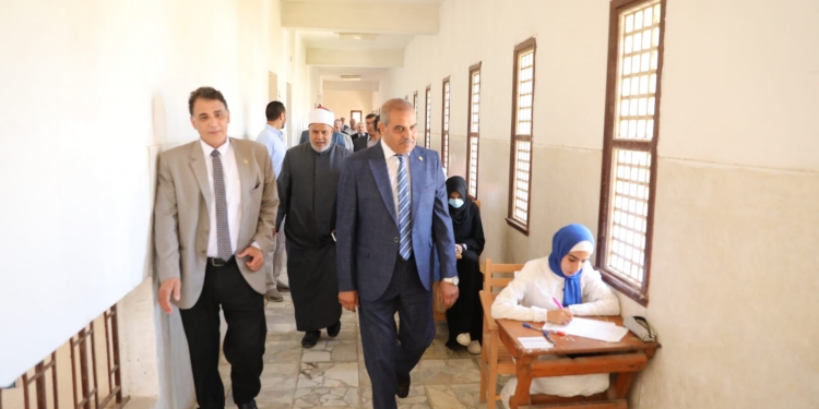 رئيس جامعة الأزهر يتفقد لجان امتحانات كلية طب بنات الأزهر بدمياط