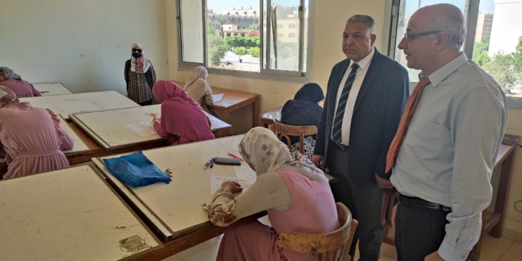 نائب رئيس جامعة الأزهر يتفقد لجان امتحانات كليتي الهندسة والدراسات الإنسانية للبنات
