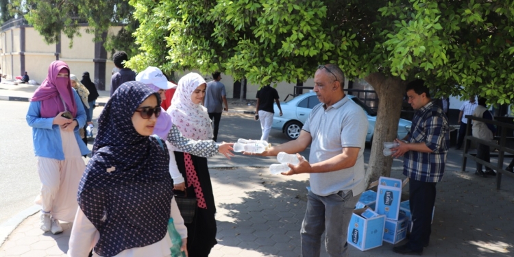 ﻿جامعة الأزهر توزع الماء البارد على الطلاب وتشدد على الالتزام بالوقت خلال فترة الامتحان