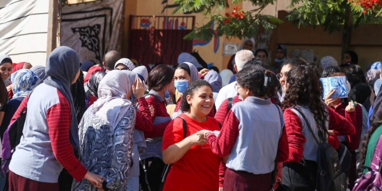 «التعليم» تضبط طالبة التي نشرت امتحان الإقتصاد على الإنترنت