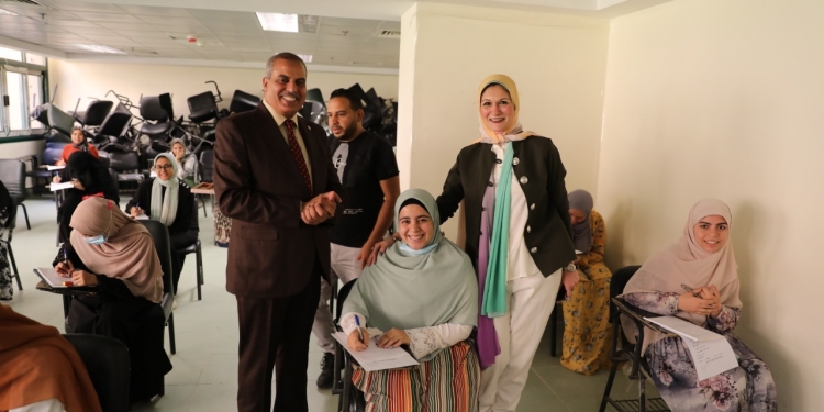 رئيس جامعة الأزهر يتفقد لجان امتحانات معهد التمريض للطالبات بمدينة نصر