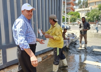 ﻿رئيس جامعة الأزهر يتابع أعمال التطوير ببوابة كلية الطب ويوزع الماء والعصير على العمال