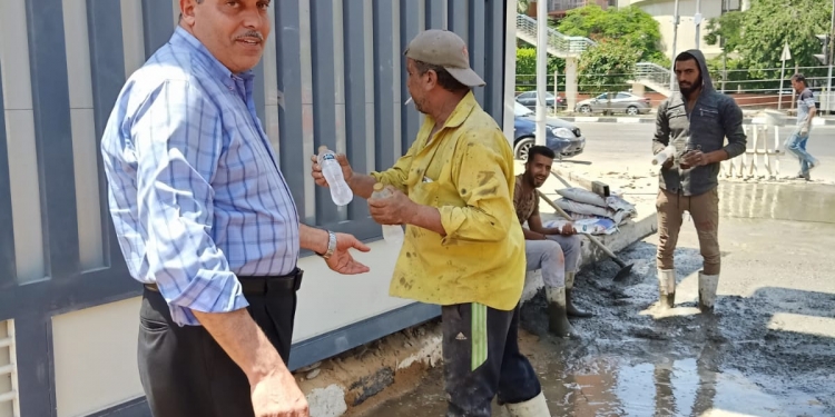 رئيس جامعة الأزهر يتابع أعمال التطوير ببوابة كلية الطب ويوزع الماء والعصير على العمال