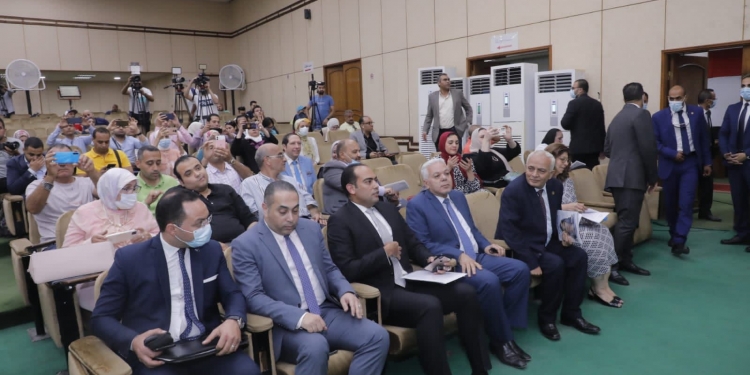 ضيع أحلامنا.. مطالبات باستثناء شرط السن من مسابقة 30 ألف معلم