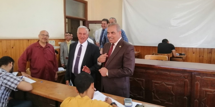 ﻿رئيس جامعة الأزهر يتفقد لجان امتحانات كلية الهندسة الزراعية