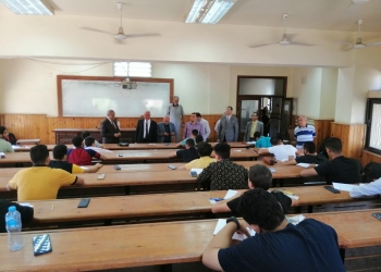 ﻿رئيس جامعة الأزهر يتفقد لجان امتحانات كلية الزراعة ويوزع الماء المثلج على الطلاب