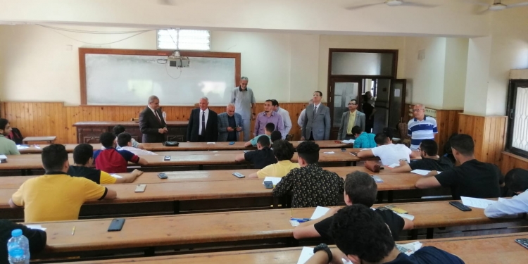 ﻿رئيس جامعة الأزهر يتفقد لجان امتحانات كلية الزراعة ويوزع الماء المثلج على الطلاب