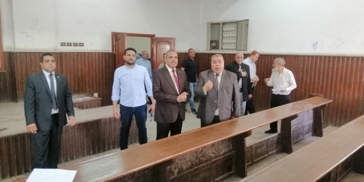 ﻿رئيس جامعة الأزهر يتفقد لجان امتحانات كلية التجارة بنين بالقاهرة