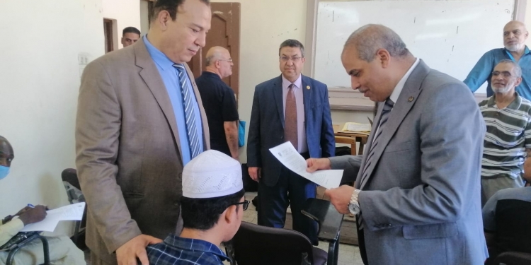 رئيس جامعة الأزهر يتفقد لجان امتحانات كلية اللغة العربية بالقاهرة