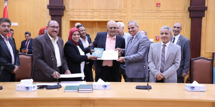 رئيس جامعة الأزهر يشارك في احتفالية يوم الوفاء ويقدم التهنئة للجنة النقابية الجديدة