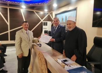 رئيس جامعة الأزهر يكرم أعضاء الشئون القانونية بعد اجتيازهم الدورات التدريبية بالتعاون مع مستشاري وزارة العدل