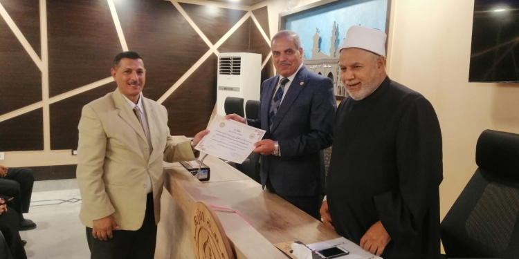 رئيس جامعة الأزهر يكرم أعضاء الشئون القانونية بعد اجتيازهم الدورات التدريبية بالتعاون مع مستشاري وزارة العدل