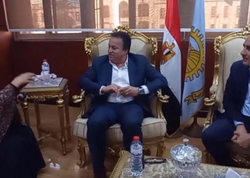 محافظ الغربية يوفر شقة لسيدة الجلاء بحضور وزير التعليم العالي