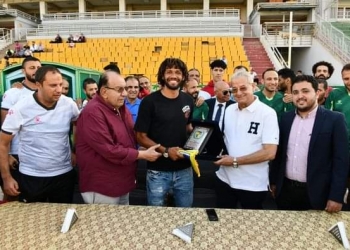 محسن صلاح يكرم النني ويمنحه عضوية نادي المقاولون مدى الحياة