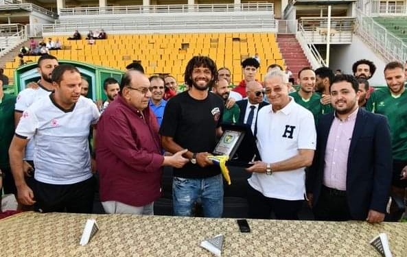 محسن صلاح يكرم النني ويمنحه عضوية نادي المقاولون مدى الحياة