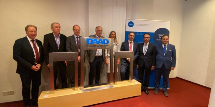 الجامعة الألمانية تهدى بوابة الأمل لهيئة الـ DAAD