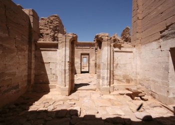 بمناسبة إعلان مدينة الخارجة بمحافظة الوادي الجديد أول مدينة صديقة للبيئة في مصر، تعرف على المقومات السياحية والأثرية بها.